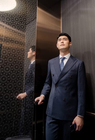 img_man-suitcase-elevator-365x535